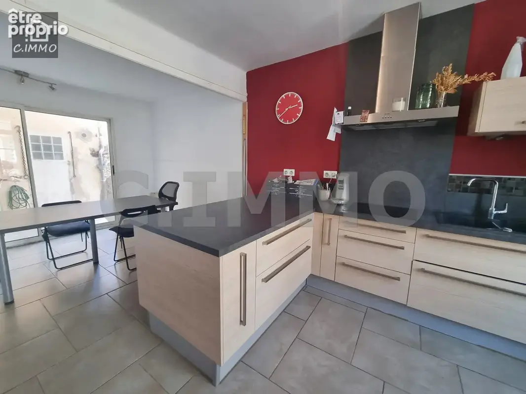 MDV de type 4 de 140 m2 avec 2 terrasses de 18 m2 et 25 m2 + garage 100 m2 + appartement 46 m2 + studio. - photo 4