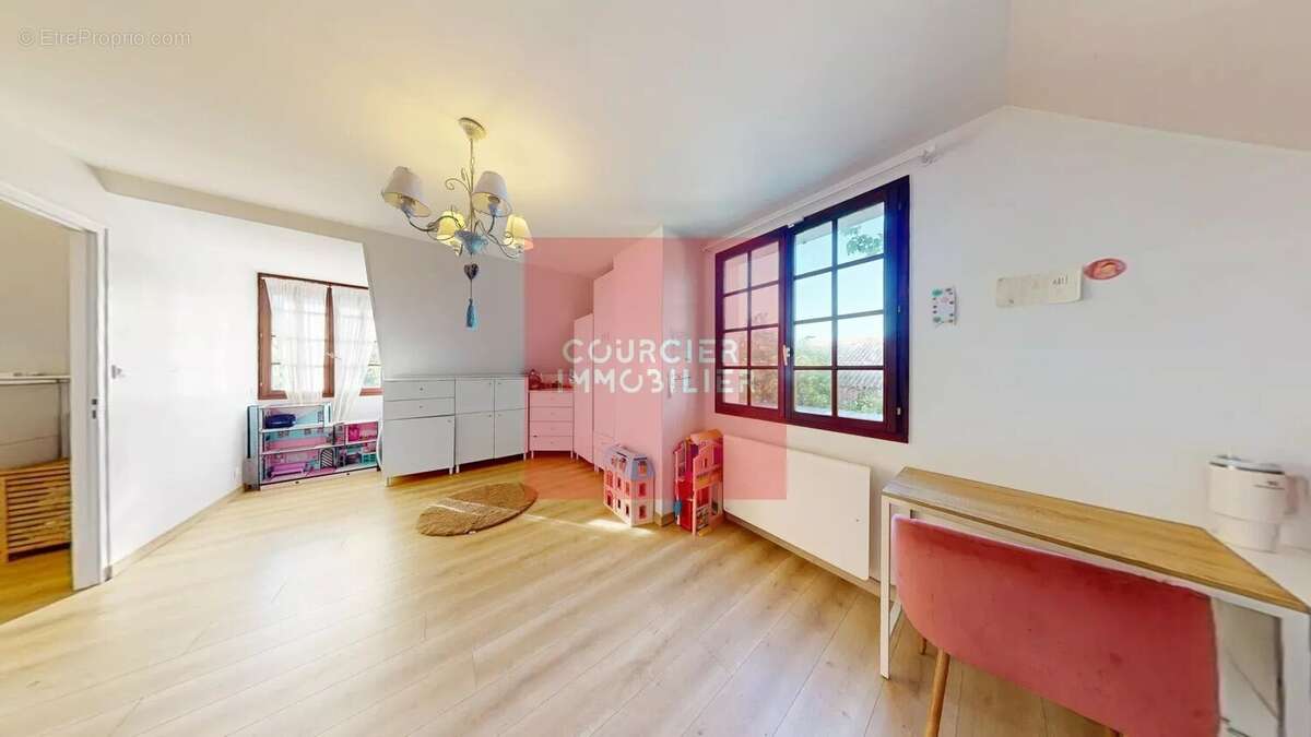 Maison à LE MESNIL-SAINT-DENIS