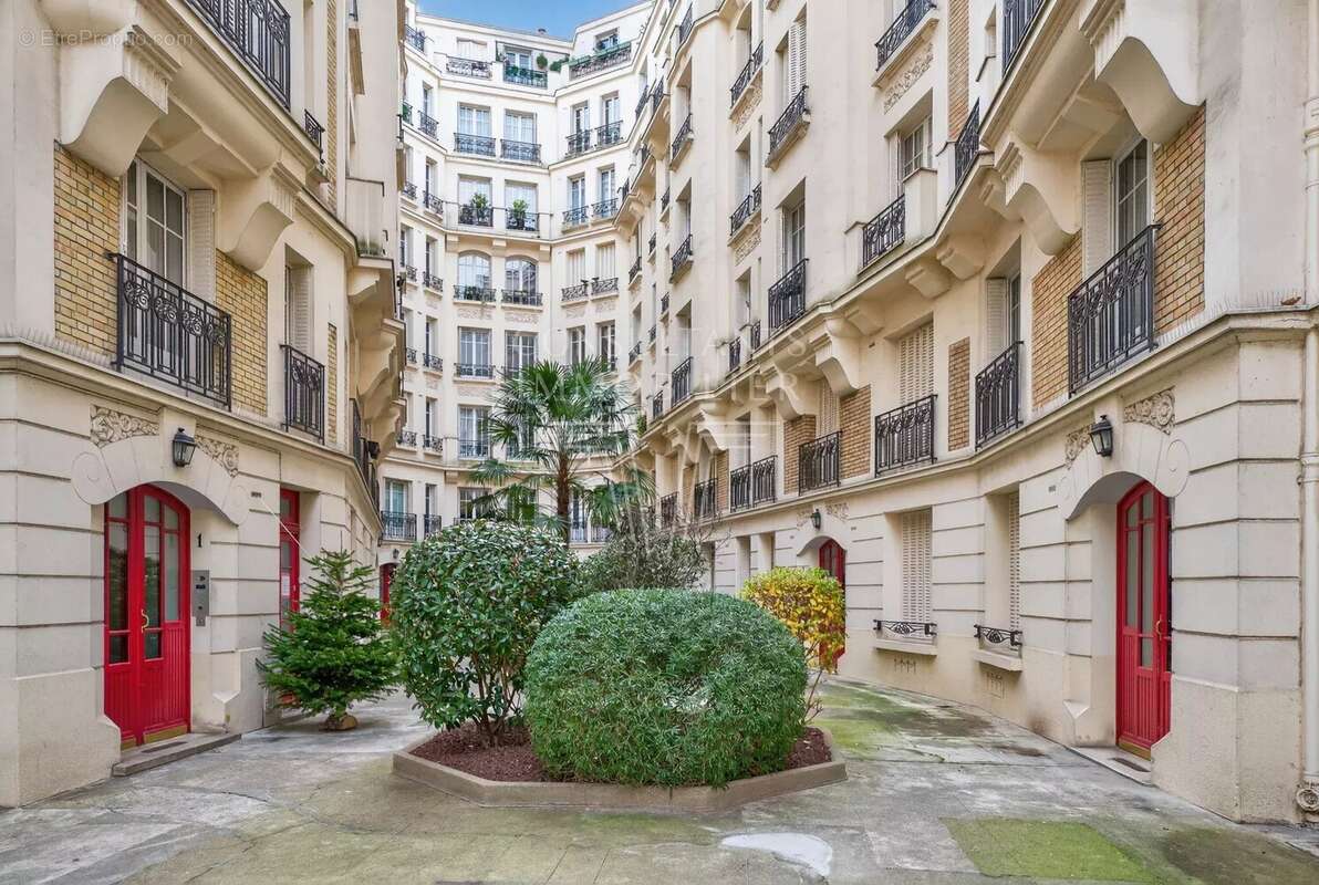 Appartement à PARIS-16E