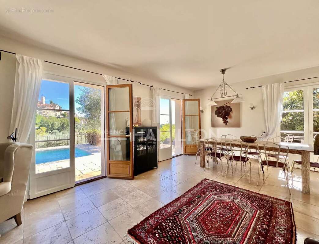 Maison à CHATEAUNEUF-GRASSE