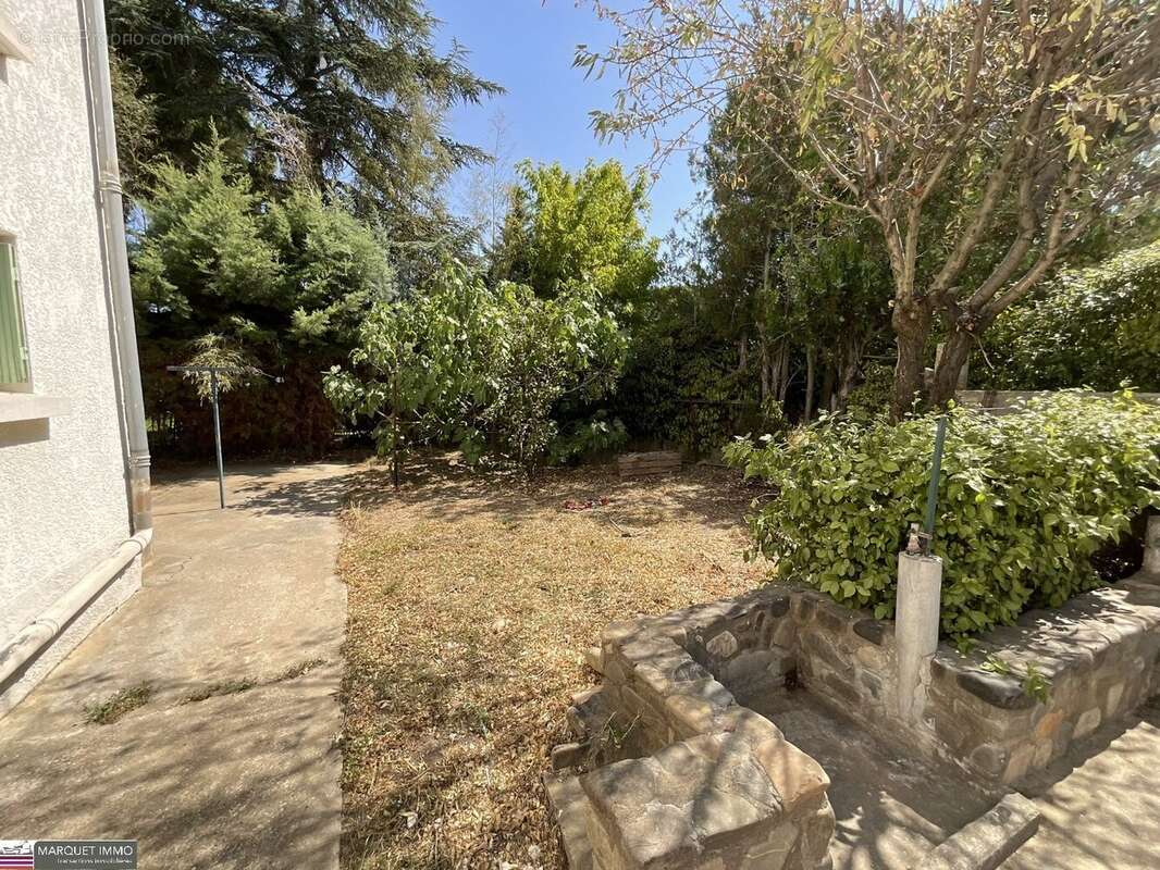 Beau potententiel !!! Pour cette lumineuse villa T4 offrant 92 m² + véranda de 37 m² + apt T2 de 50 m²  4 faces sur 1 069 m² ave - photo 11