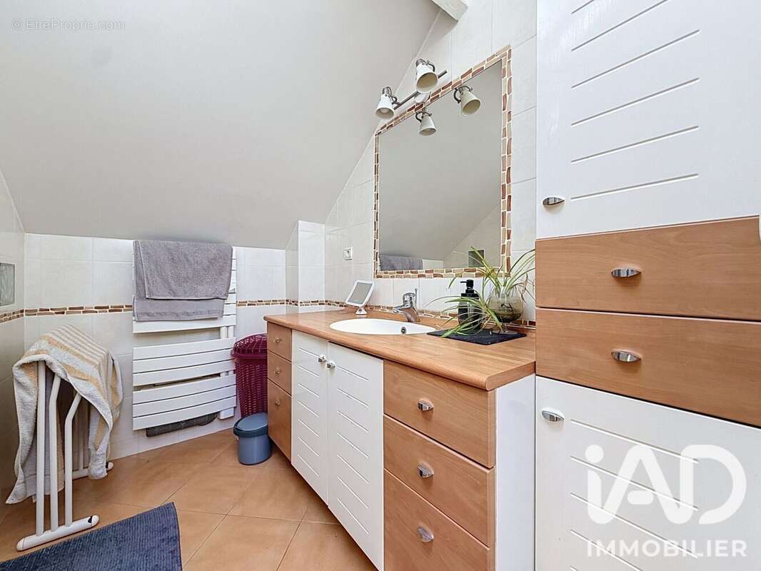 Maison 178 m² à Saint-Prix  - photo 7