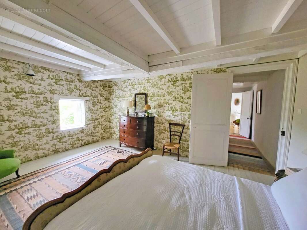 Maison à NEUVICQ-LE-CHATEAU