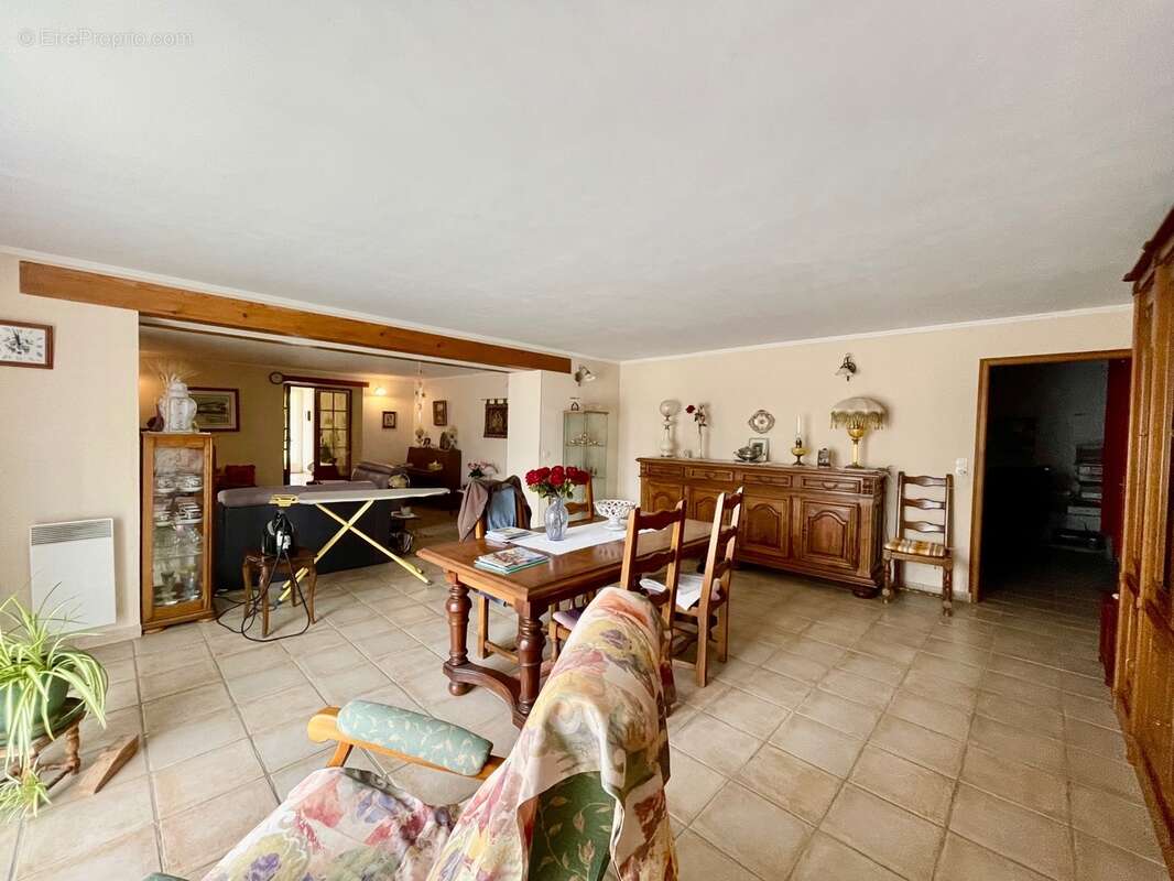 A vendre Bâtisse en pierre rénovée de 235 m² habitables et ses dépendances de 300 m2 - Terrain de 100 000,00 m² - photo 29