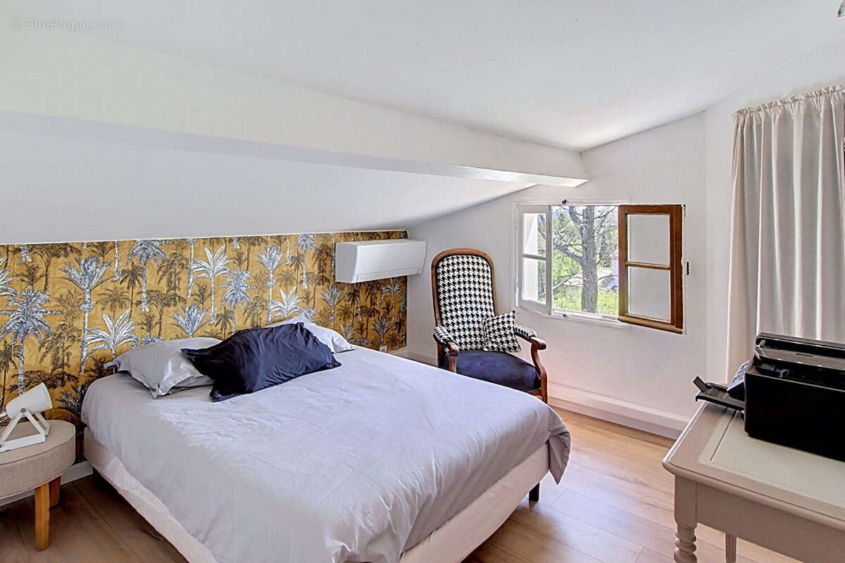 A VENDRE à LORGUES ! Maison de type T6 pièces  de 144 m² + piscine + garage sur un terrain de 1692m² - photo 9