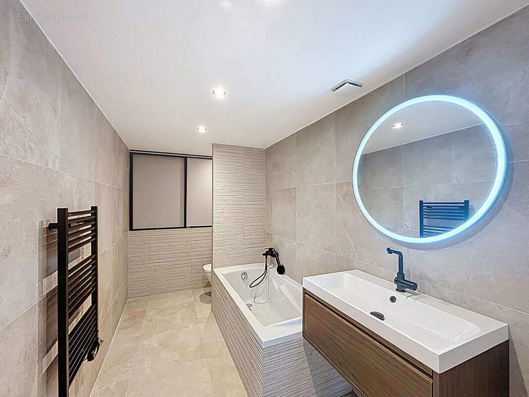 Appartement à SAINT-LAURENT-DU-VAR