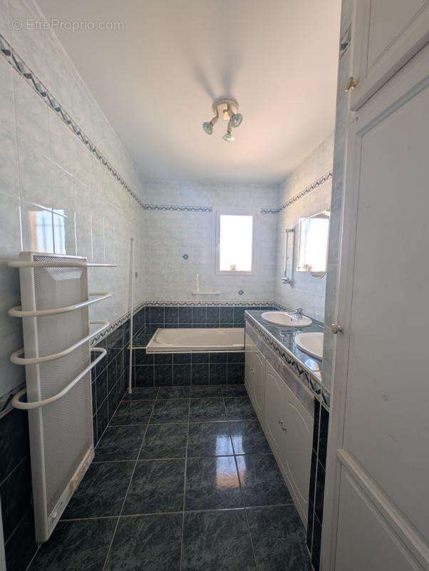 ROUJAN – Villa 4 chambres en parfait état - photo 10