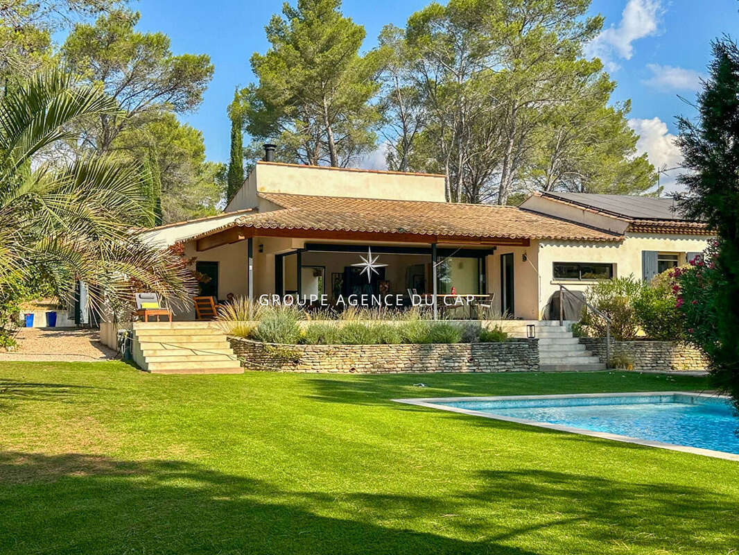Villa de plain pied avec acces foret piscine chauffee garage appartement independant dans un domaine prive a puget sur argens - photo 2