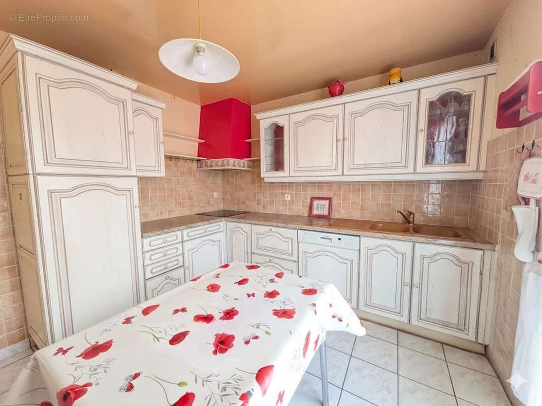 Maison à VIC-SUR-CERE