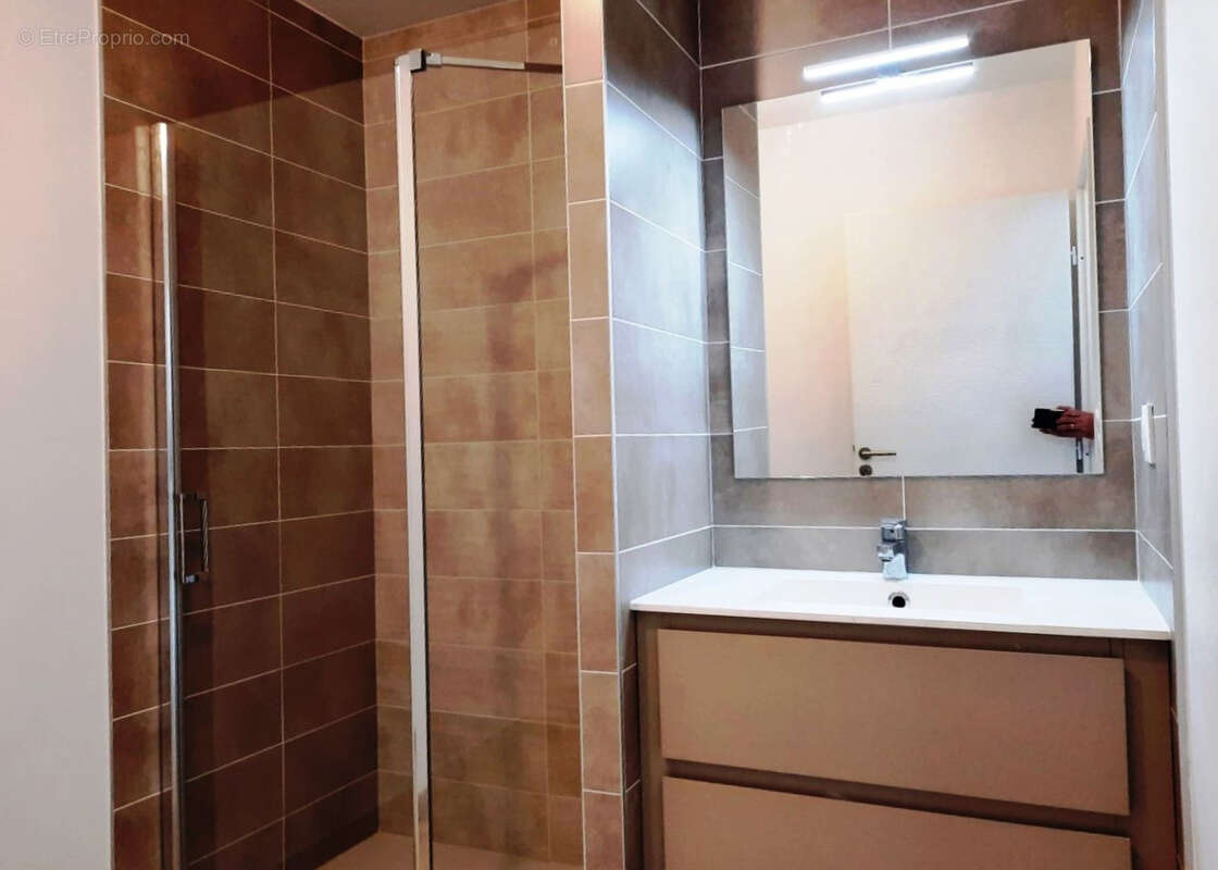 Appartement à VIC-LA-GARDIOLE