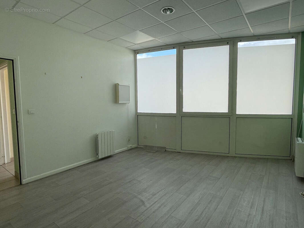 Local professionnel  à Saint Aubin lès Elbeuf 84 m² - photo 7