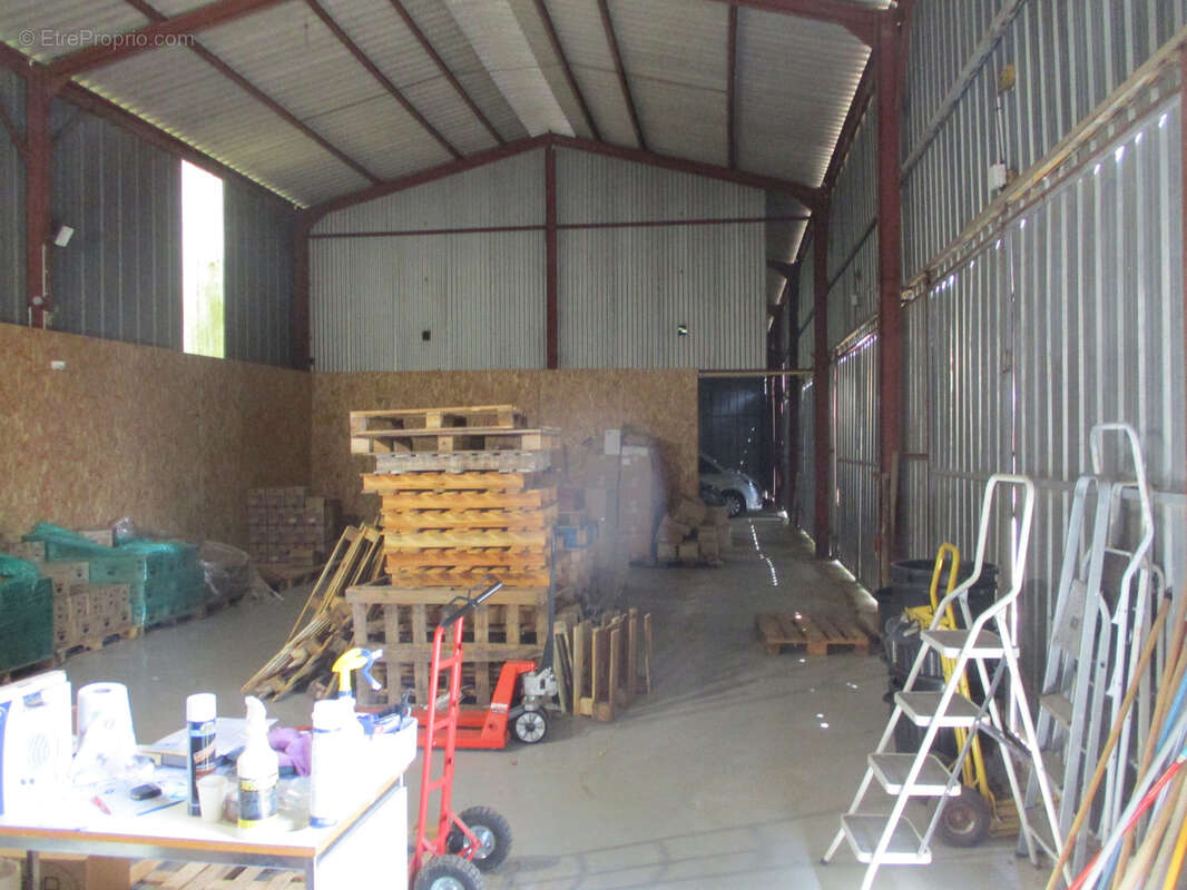 Parking à CEAUX-EN-COUHE