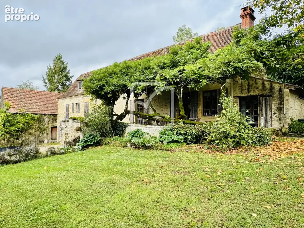 Demeure de caractere dominant sarlat avec dépendances et piscine - photo 13