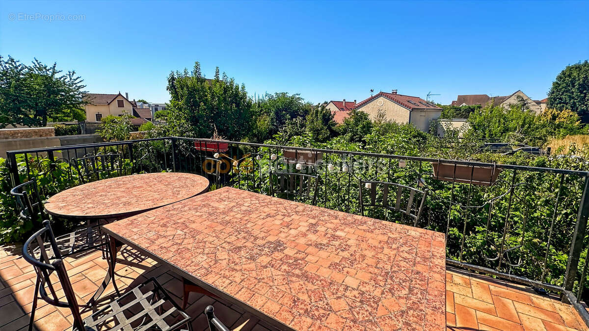 Vaste maison familiale de 185 m² avec jardin arboré et 6 chambres - photo 8