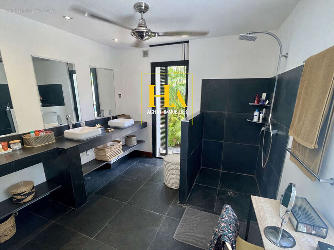 Maison T6  de 232.5 m2 à Saint-Pierre - La Cafrine - photo 10