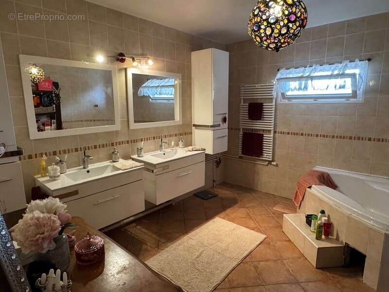 Maison de ville, grande pièce de vie, 4 chambres et beau jardin paysagé - photo 7