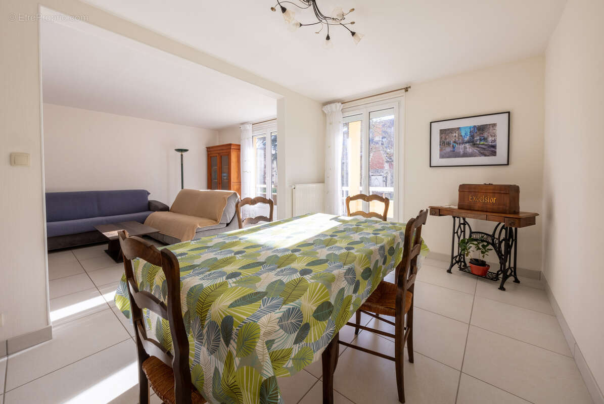 Appartement à SAINT-PRIEST-EN-JAREZ