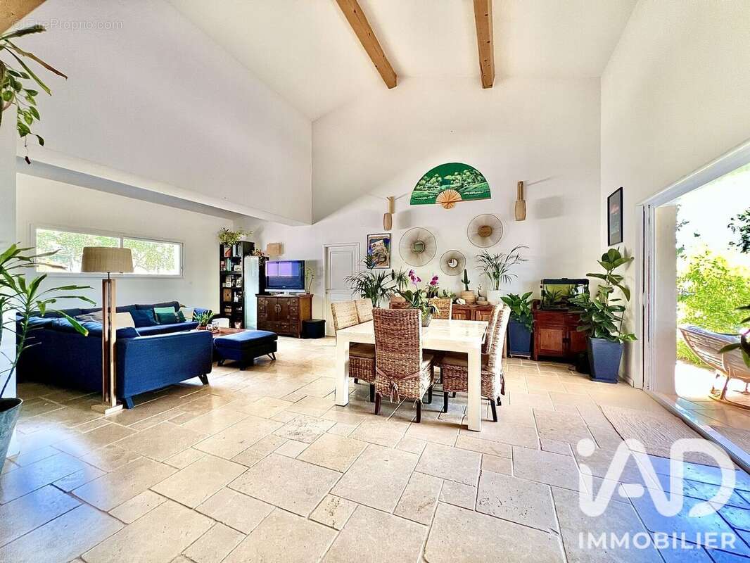 Maison 207 m² à Saint-Paul-En-Foret  - photo 4