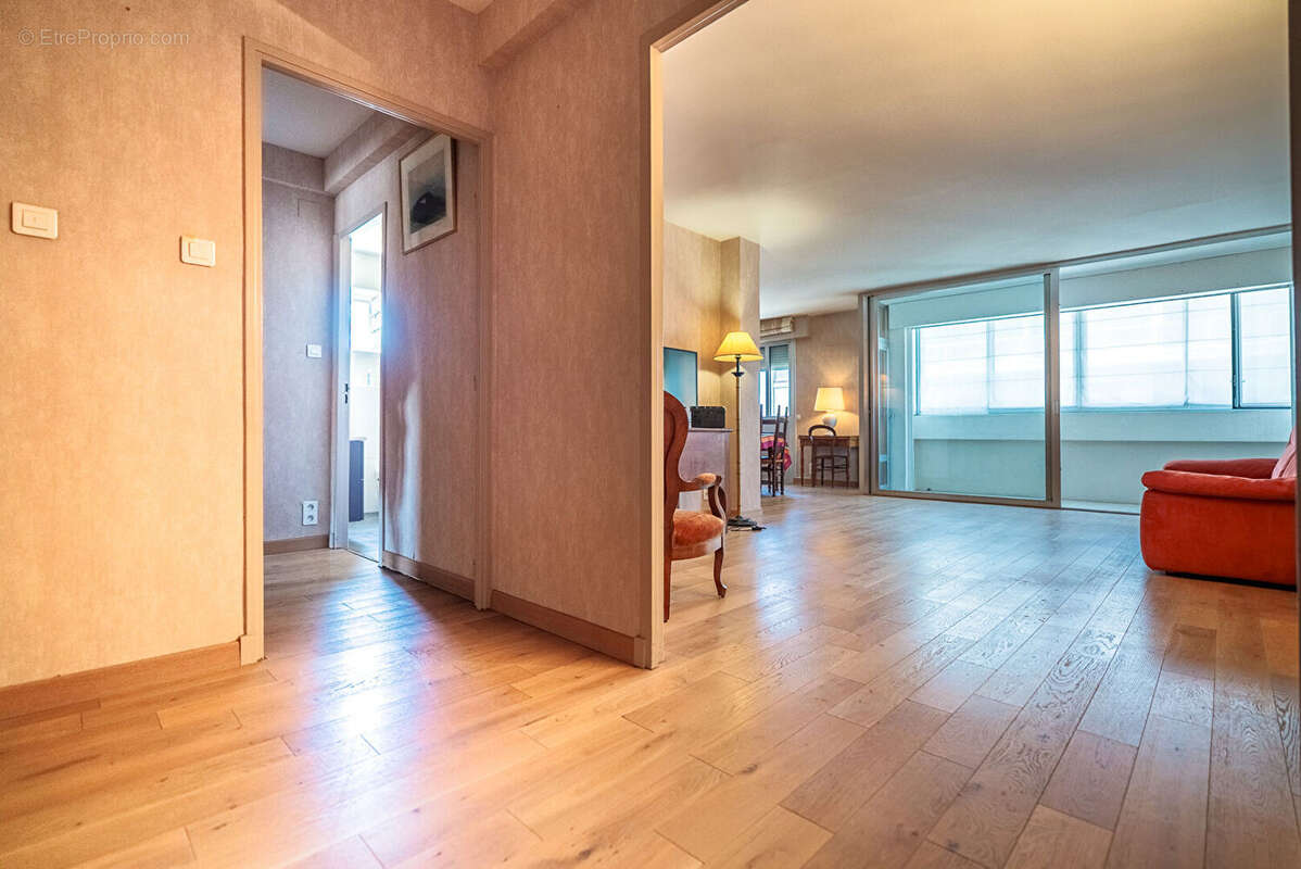 CARCASSONNE - DAVILLA Vaste Appartement T4 114m² (108m² Carrez) avec loggia, ascenseur, et place de parking couvert - photo 10