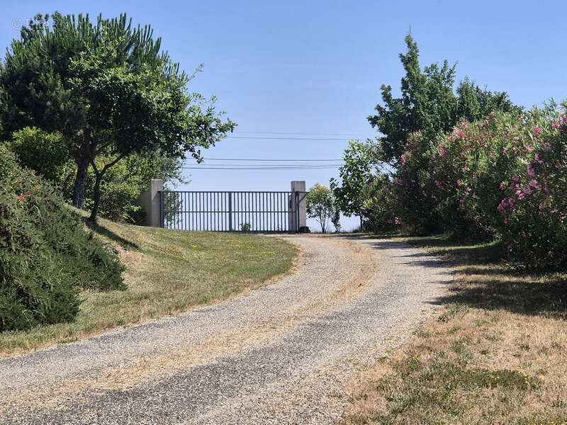 3,4 has, dépendance sécurisée de 320 m², maison plain-pied plus sous-sol, et vue dominante aux portes d'Agen - photo 19