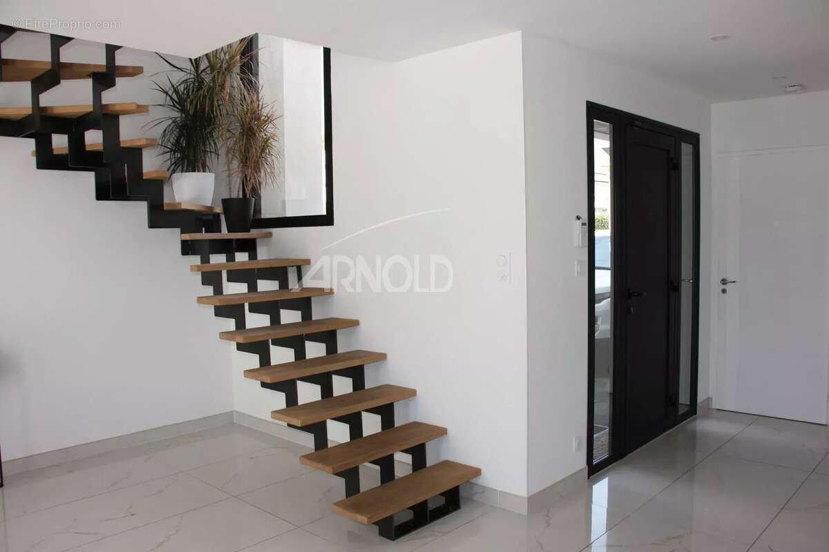 Villa  contemporaine  de  standing  avec  piscine - photo 6