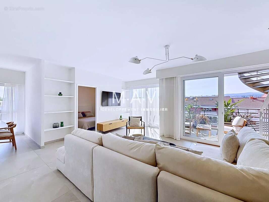 Nice/proche port – appartement duplex 3 pièces, dernier étage, état neuf, 2 terrasses au calme - photo 4