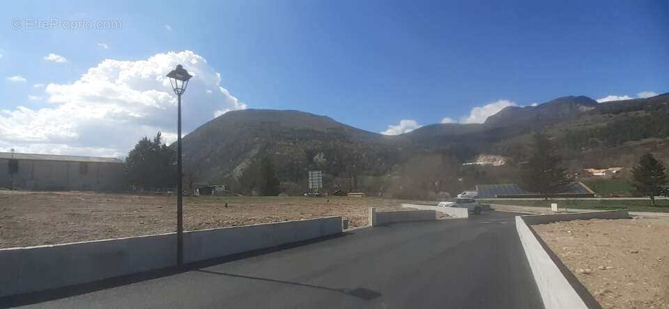 Terrain à SAINT-ETIENNE-LE-LAUS