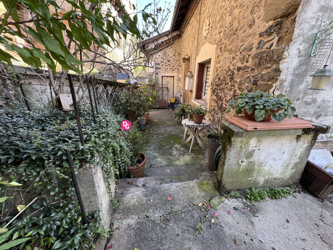 Maison à LIVINHAC-LE-HAUT