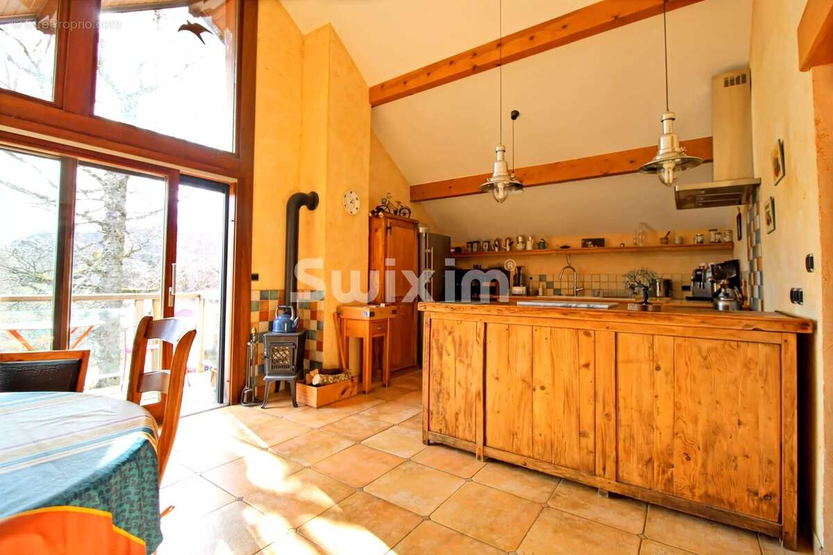 Maison avec deux appartements, salle polyvalente et plus d'un hectare de terrain : un lieu de vie aux multiples possibilités - photo 10