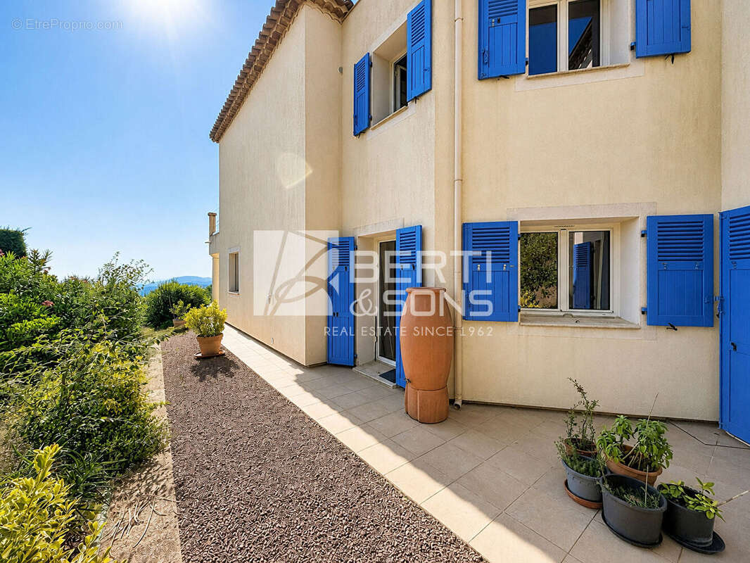 DOMAINE SECURISÉ - A 15 min de Mandelieu - Villa 5 pièces de 211 m² avec vue mer panoramique - photo 18