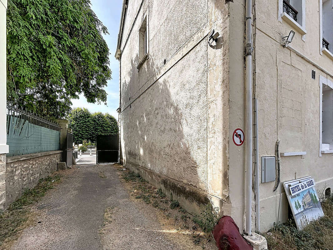 Montereau - murs d'hôtel & fonds de commerce - emplacement stratégique - photo 5