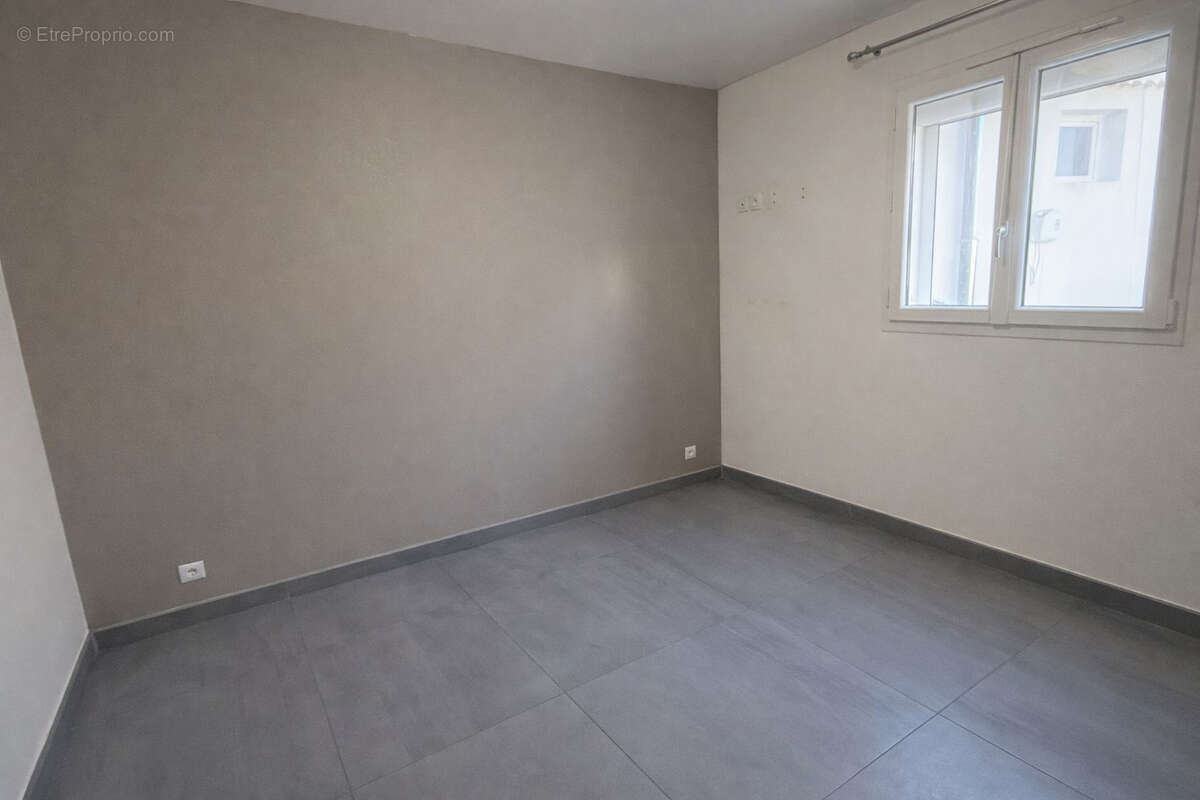 Maison à SAINT-MITRE-LES-REMPARTS