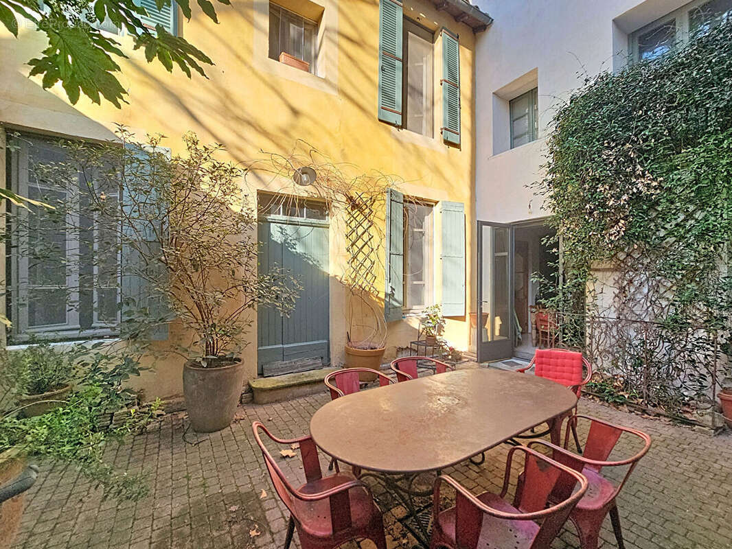 Avignon intra-muros. Maison de ville Avignon 9 pièces 220 m2 - photo 2