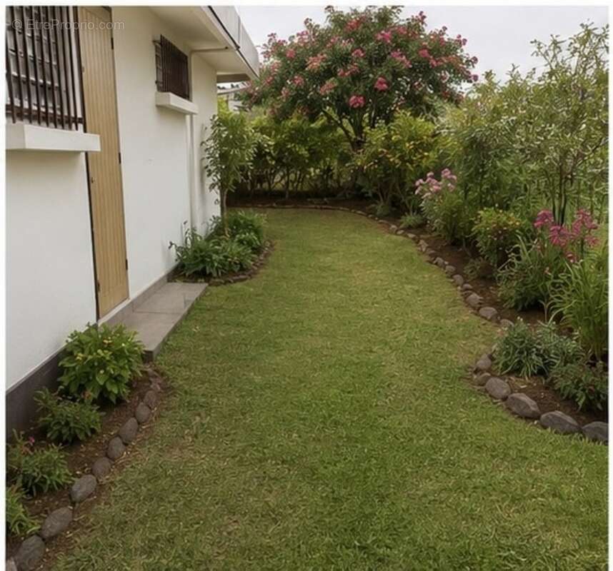 SAINTE CLOTILDE (974) - Maison à vendre 4 pièces de 80 m² avec jardin sur parcelle de 407 m² - photo 4