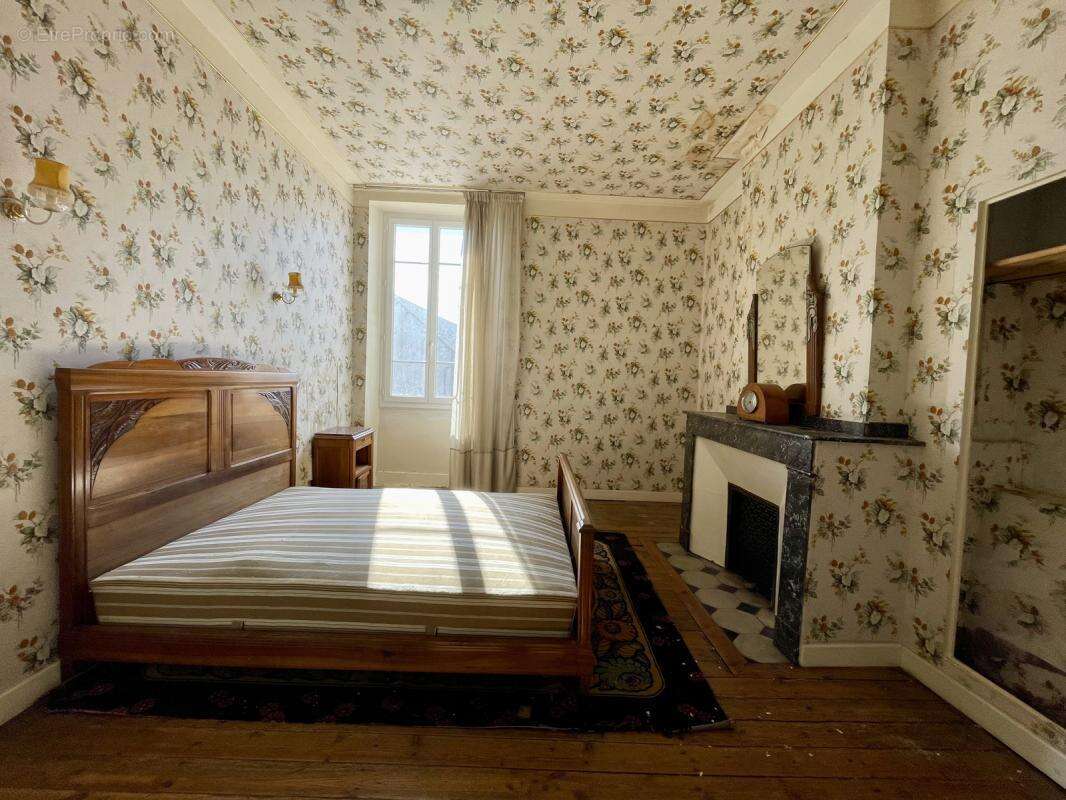 Maison à MIRANDOL-BOURGNOUNAC