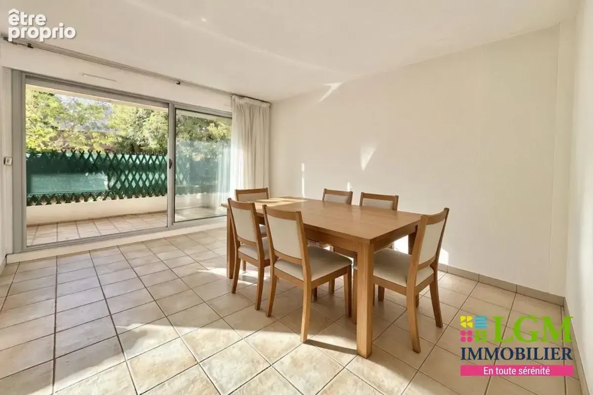 NÎMES - Spacieux appartement en rez-de-chaussée avec parking - photo 3