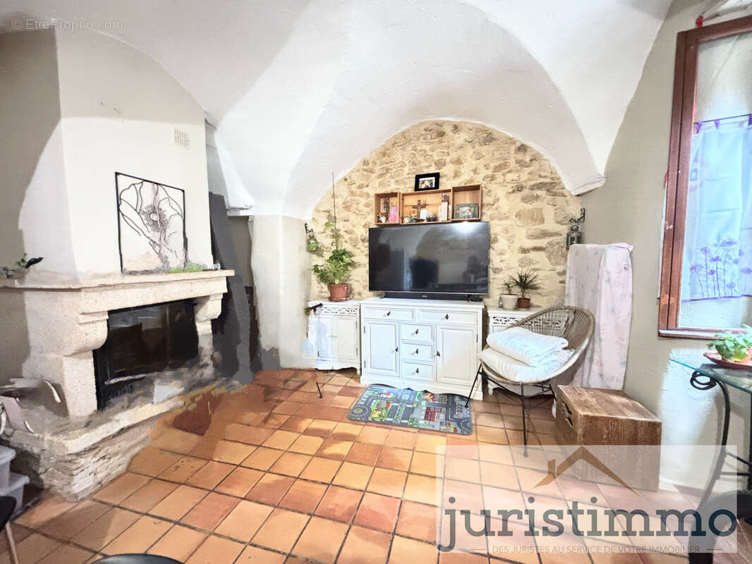 Spécial investisseur: maison de village à Mornas avec locataire  en place - photo 5