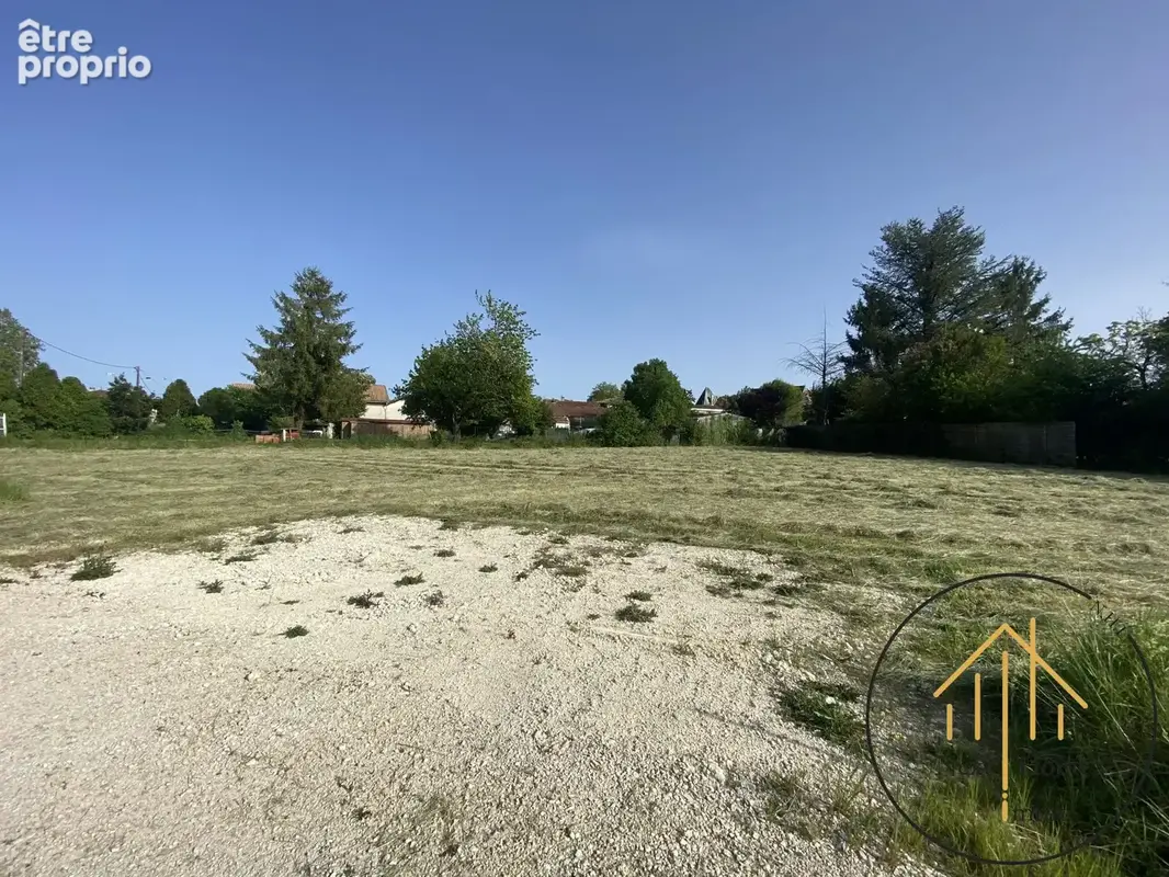 Terrain à BARBEZIEUX-SAINT-HILAIRE