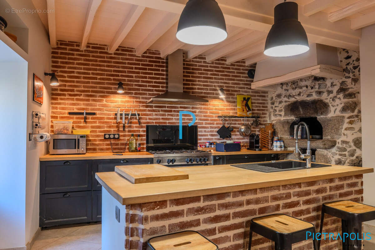 Maison 380 m² à Chambost-Longessaigne  - photo 4
