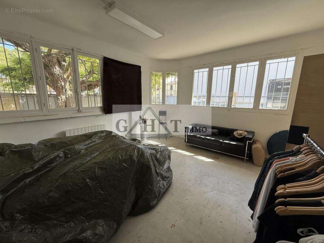Local d'activités 800m2 a vendre SAINT DENIS - photo 9
