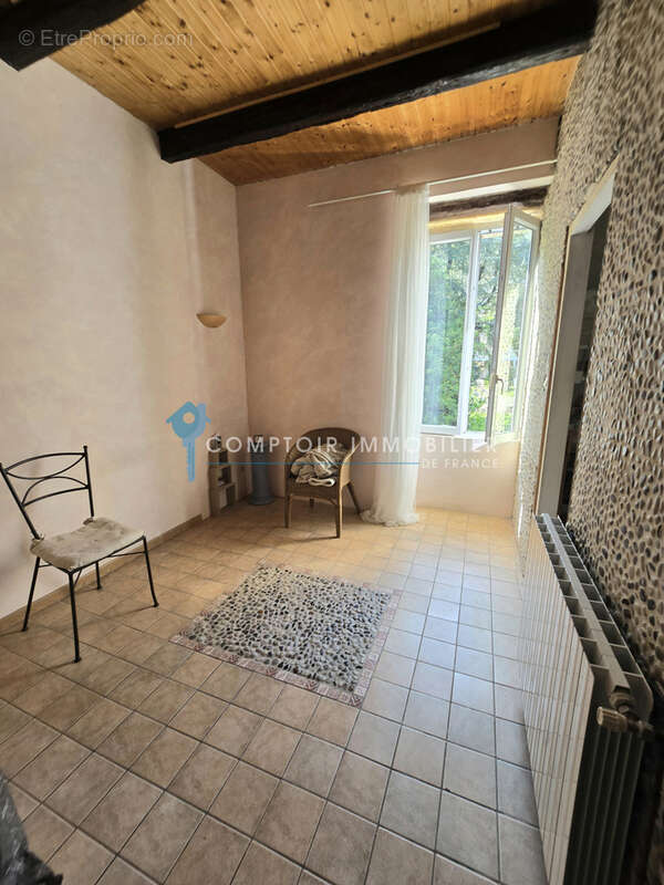 À VENDRE   Charmante maison de village rénovée de 115 m2 avec extérieur et parking privé - photo 5