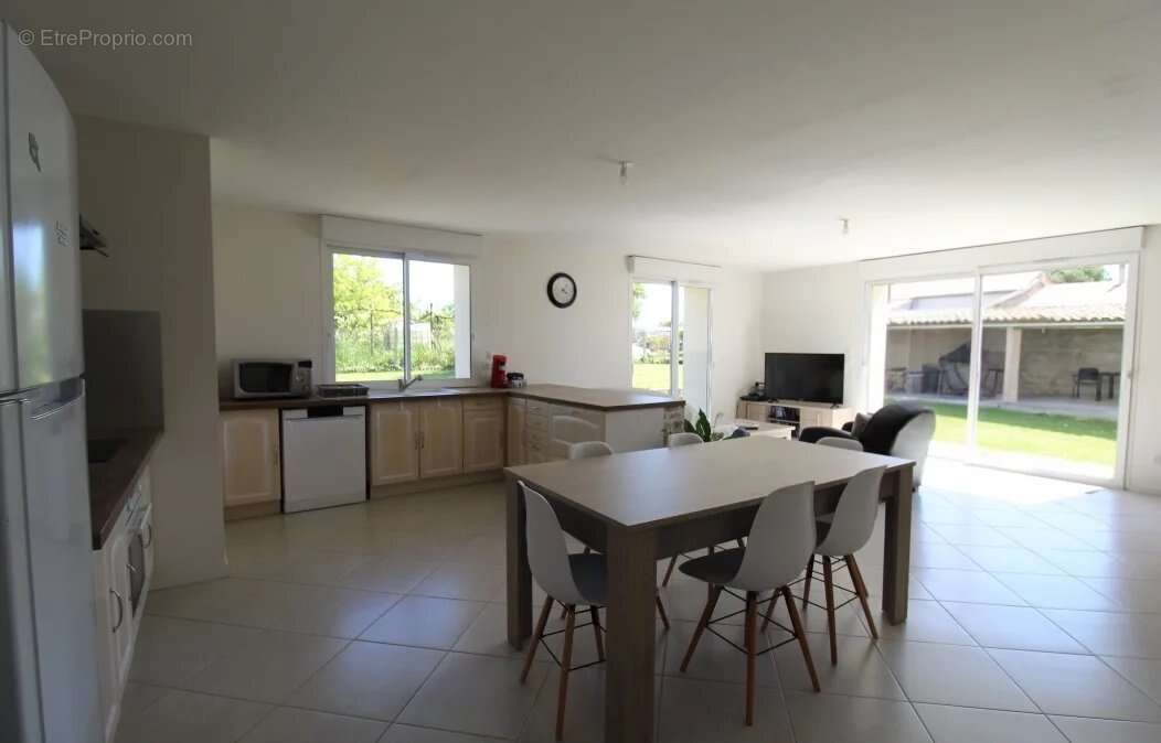 Maison à SAINT-PIERRE-D'AMILLY