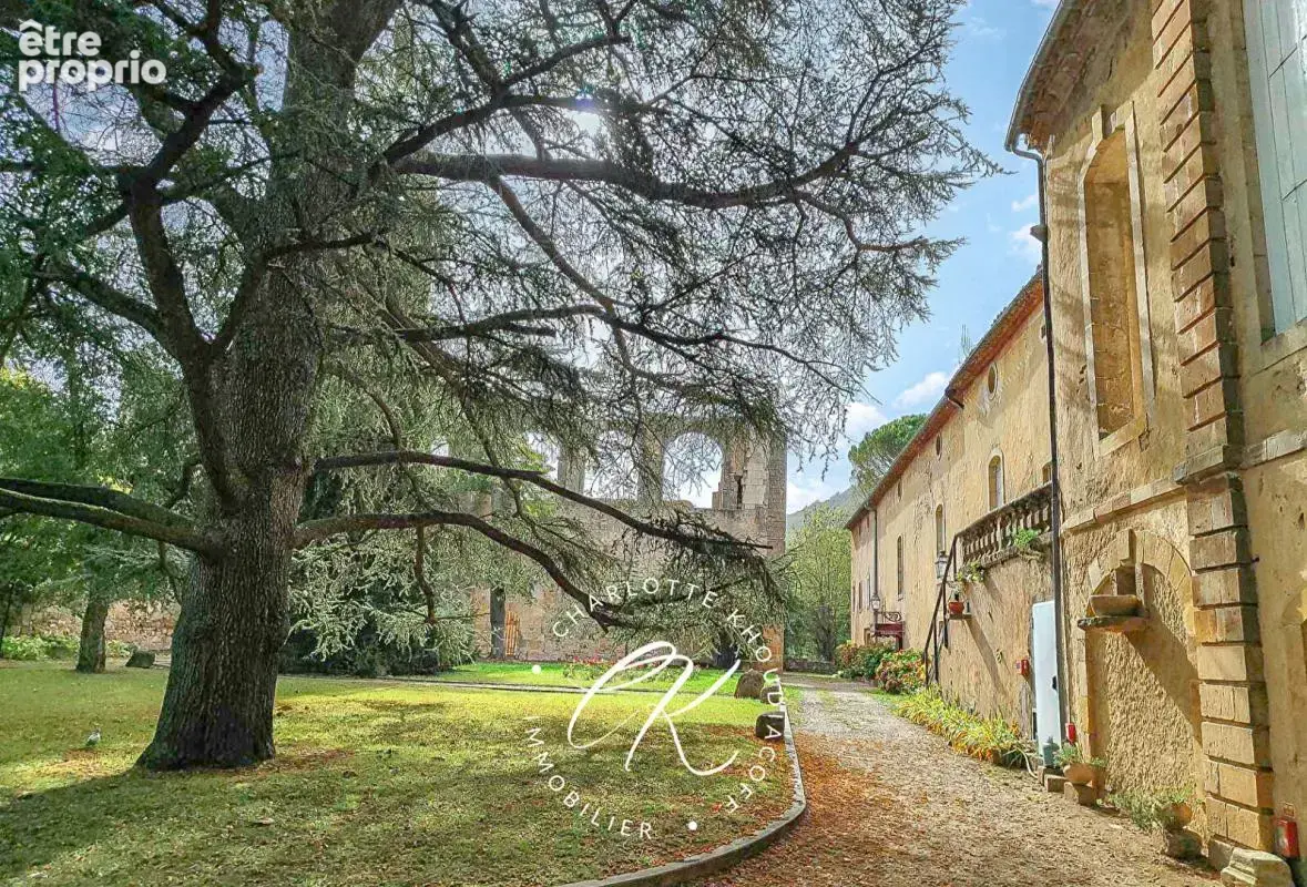 Un ancien évêché du XVIIe siècle  2 500 m², 30 chambres et 1,3 hectare de parc au coeur du Pays Cathare. Hôtel, événementiel, sé - photo 7