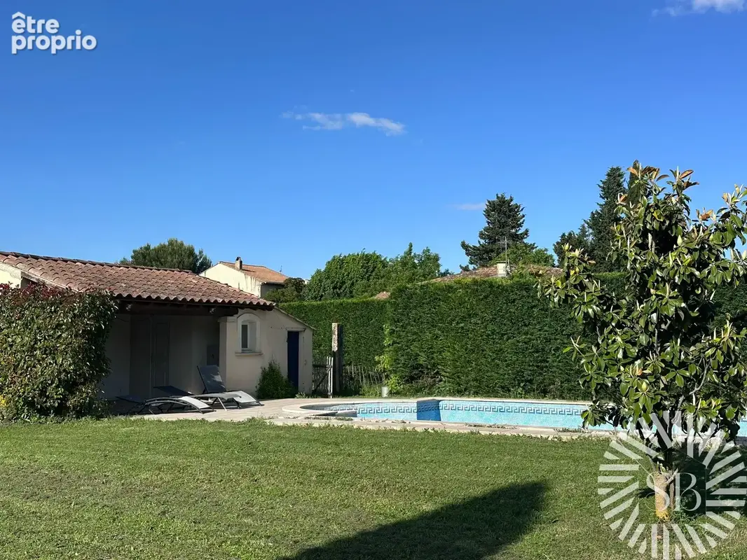 NOVES   Maison familiale 4 chambres • Piscine • 1 621 m2 de terrain • Double garage • Potentiel constructible - photo 2