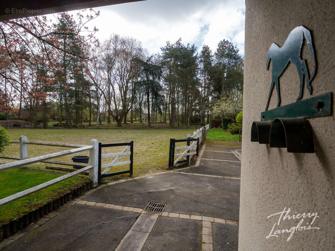 Demeure d’exception avec parc paysagé, piscine et écurie - photo 27