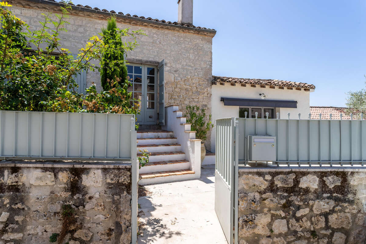 Maison de village avec jardin, garage et piscine - photo 2