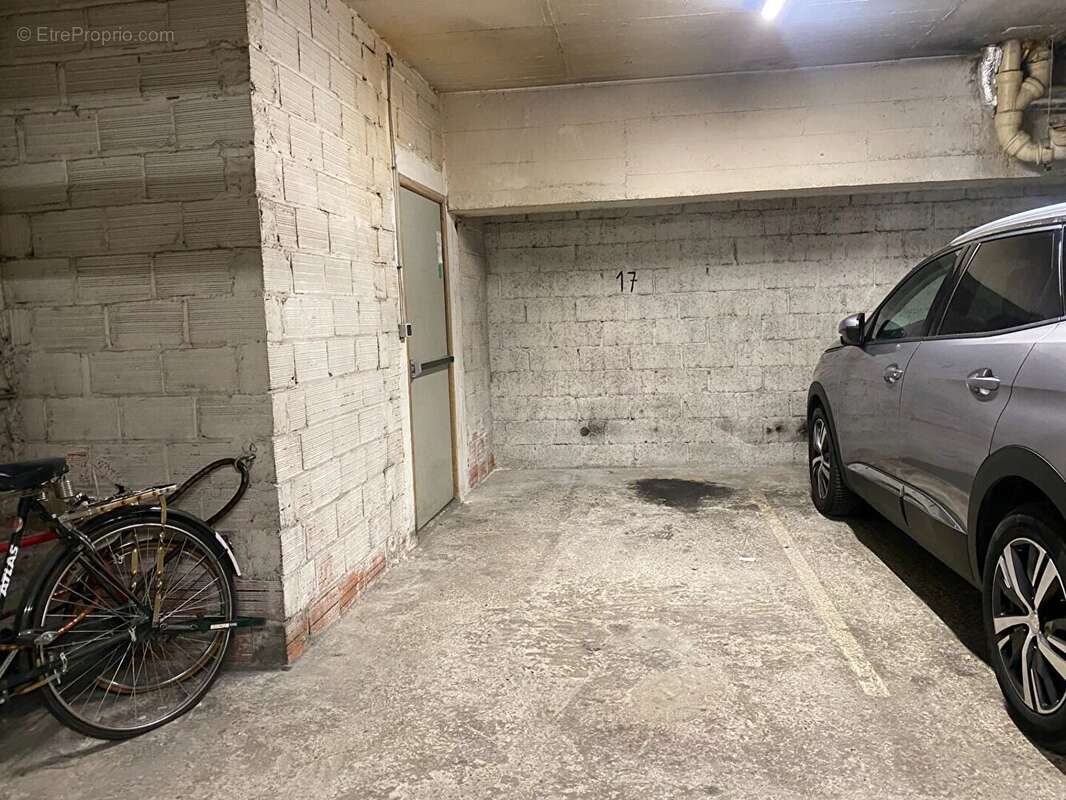 Parking à PARIS-18E