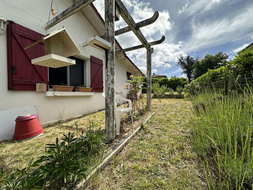 Maison à LA ROCHE-CHALAIS