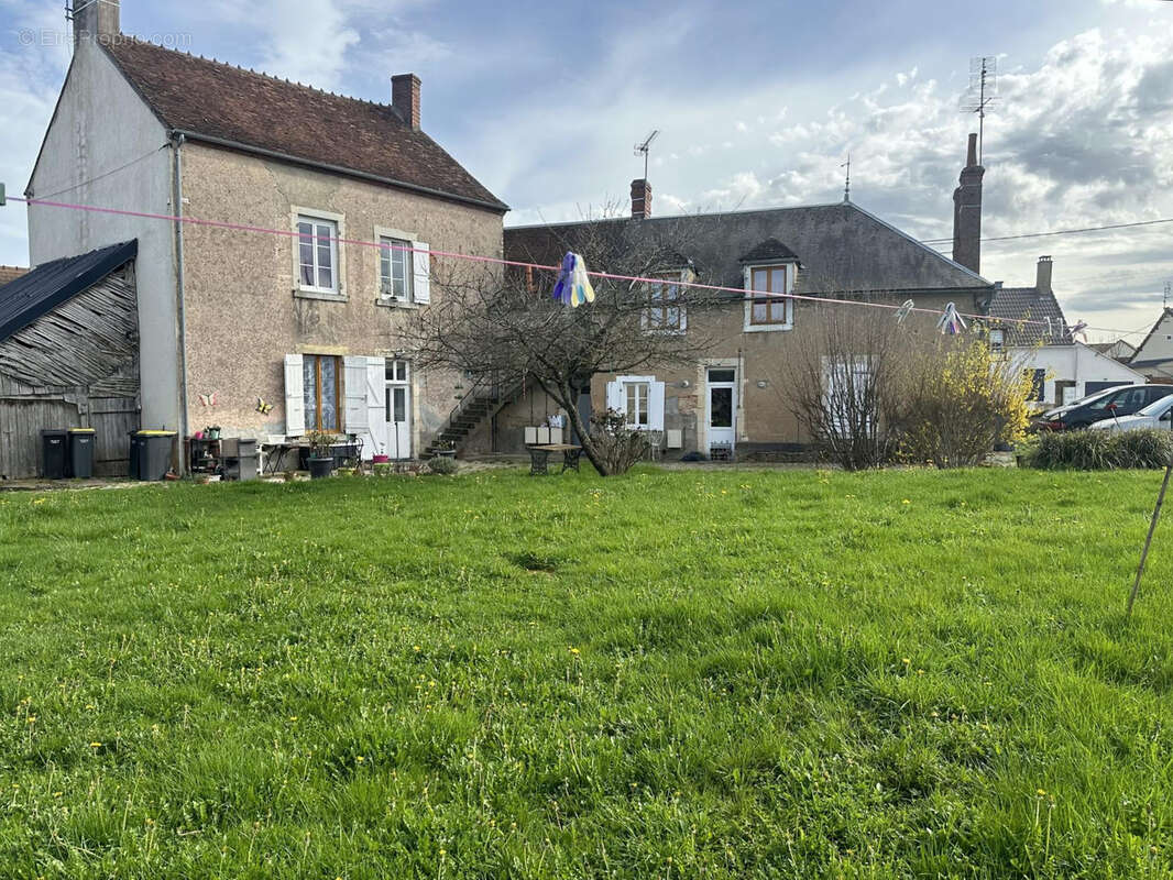 Appartement à AINAY-LE-CHATEAU