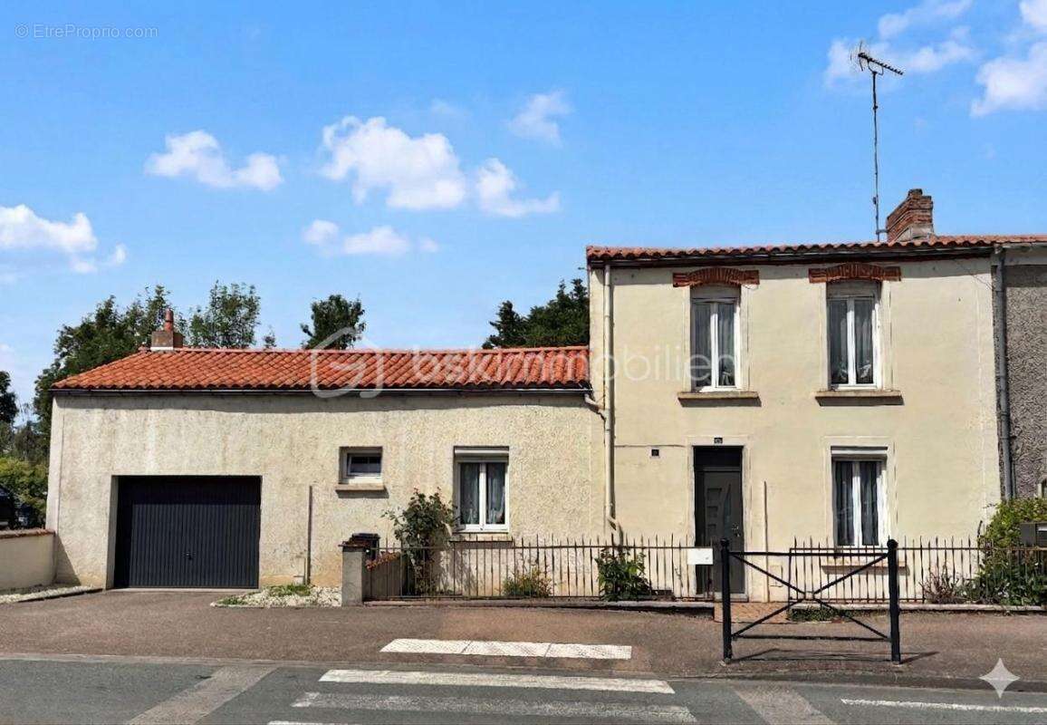 Maison à SAINT-LAURENT-SUR-SEVRE